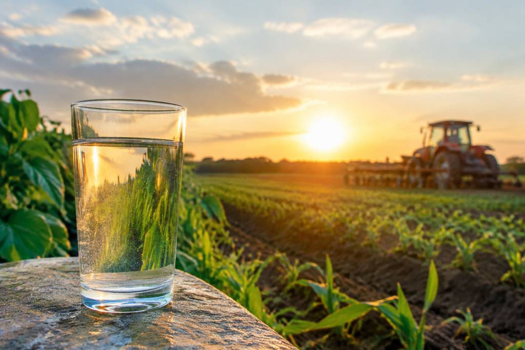 Définition nitrate : ce qu’il faut savoir sur sa présence dans l’eau et l’agriculture